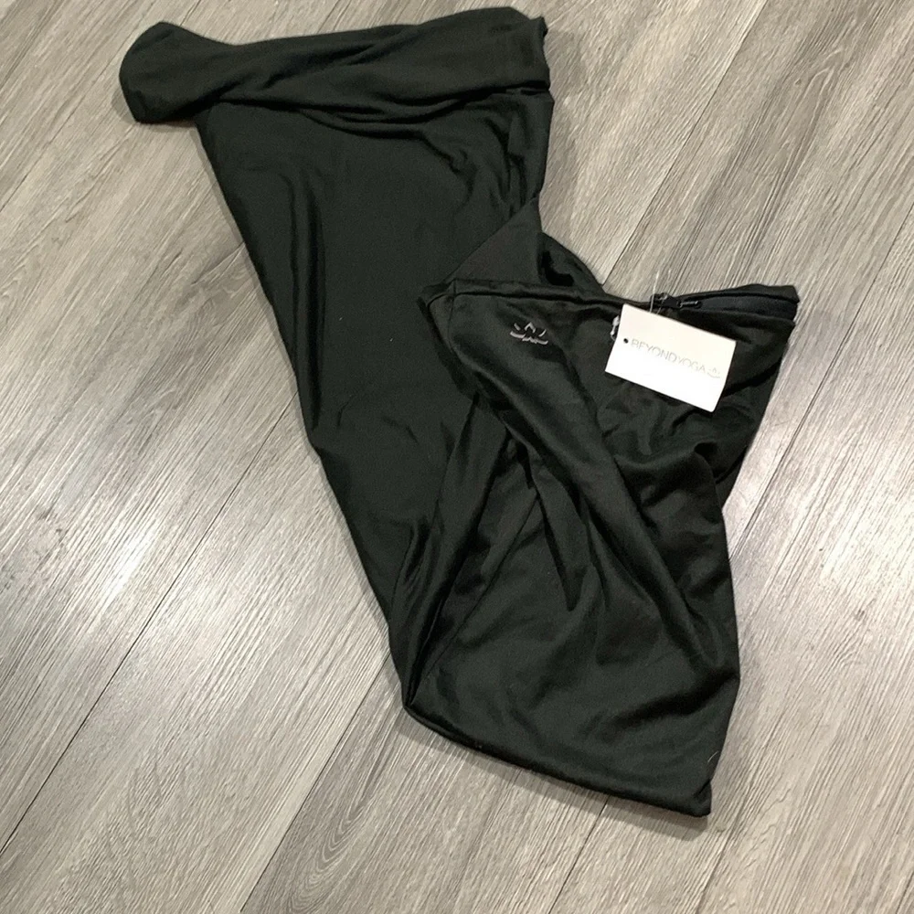Beyond Yoga NWT Black‎ Pocket Infinity Scarf